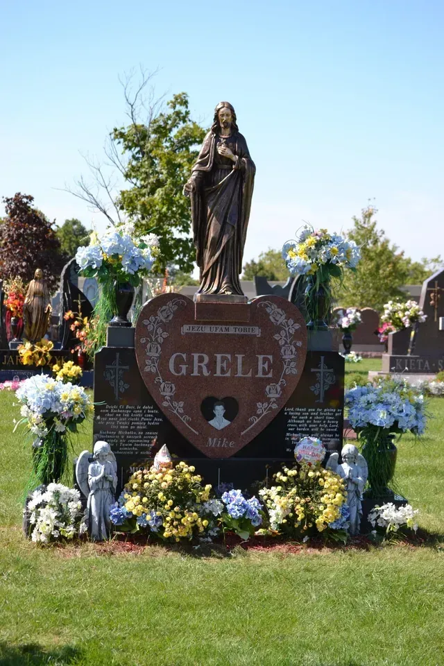 A heart-shaped tombstone inscribed with 