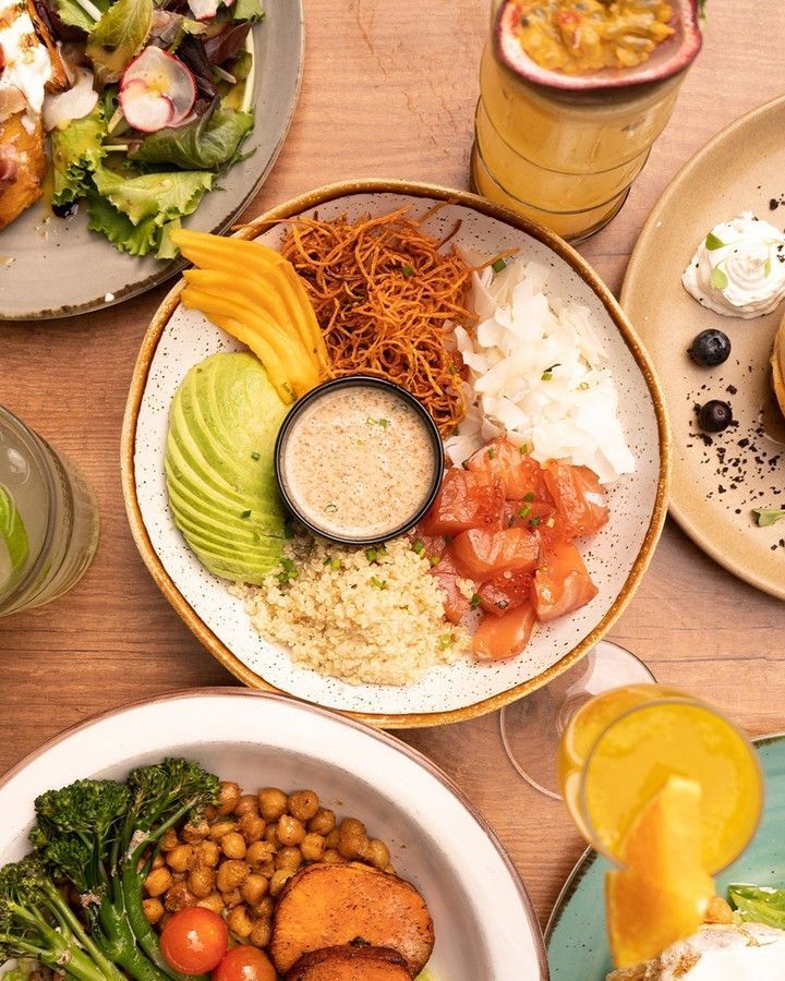 Uma mesa com pratos de comida e bebidas.