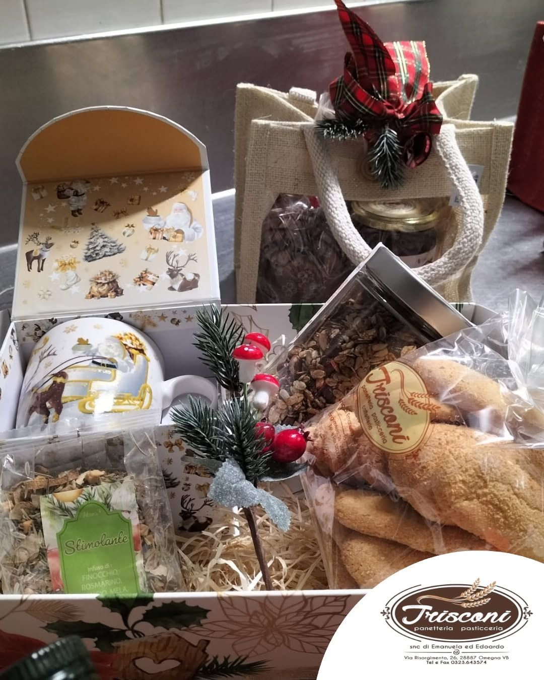 Prodotti da forno assortiti e dolcetti confezionati, disposti in cesti regalo decorativi su un tavolo.