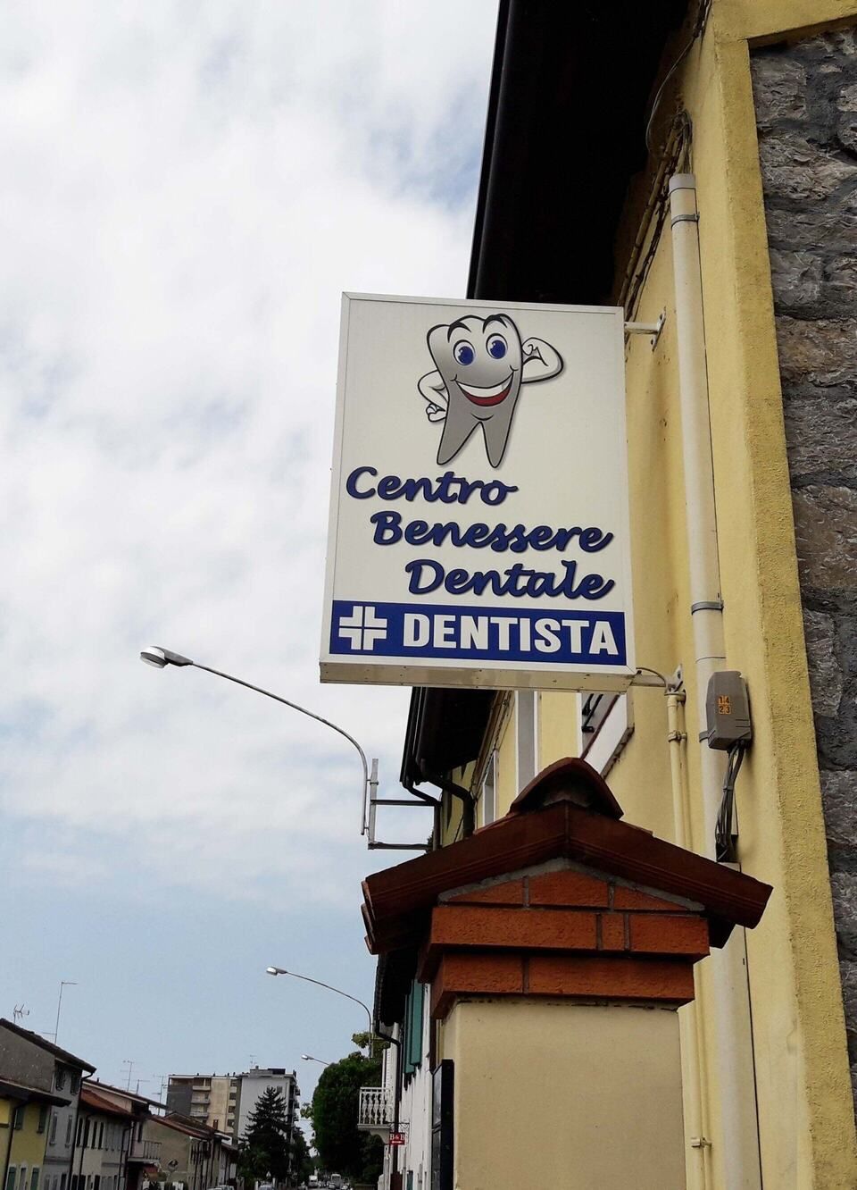 insegne luminose in Friuli per studio dentistico