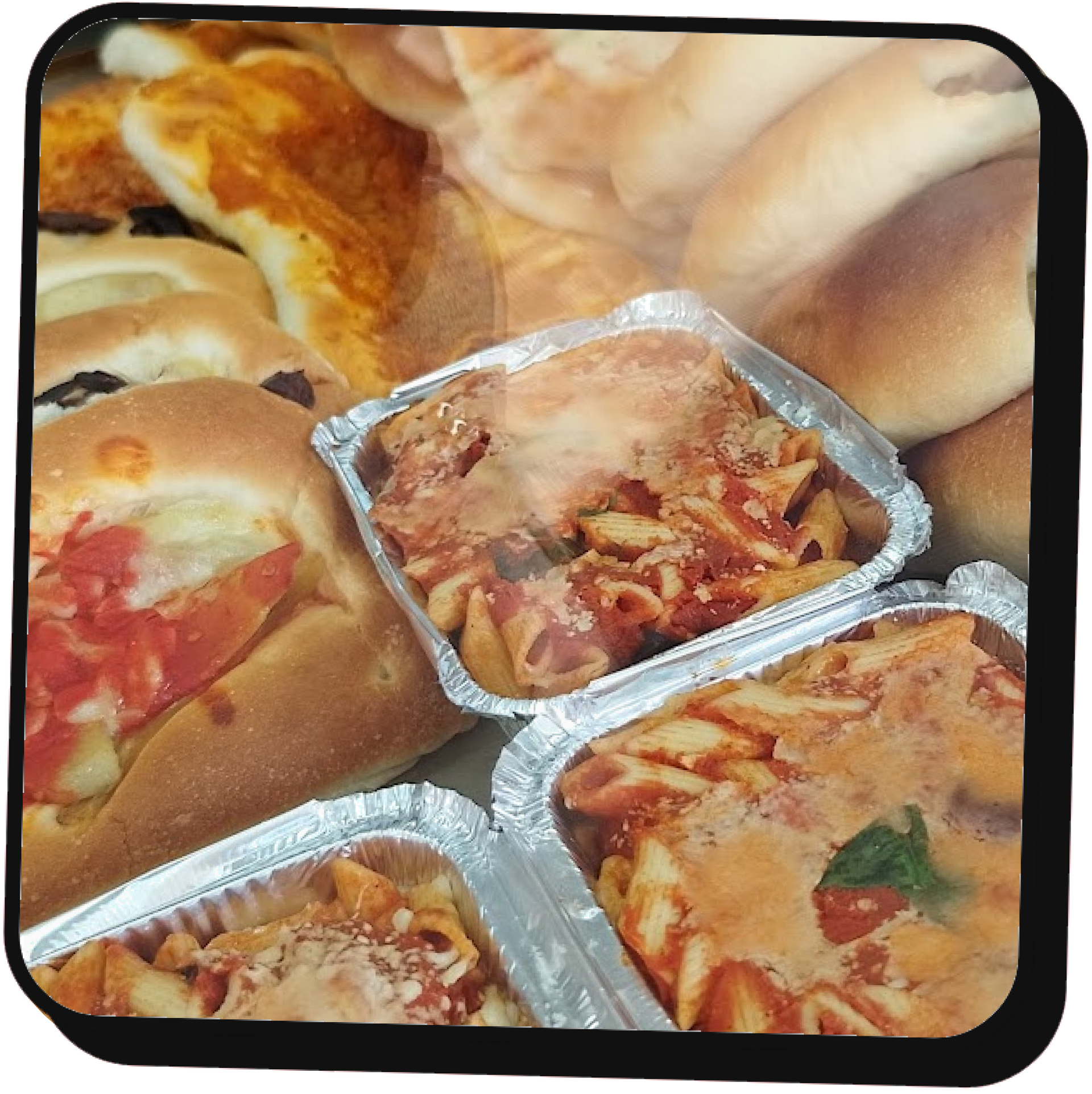 Vassoio con pizze assortite, tra cui pizze da tagliare e cuocere in teglie di alluminio e panini su una superficie nera.