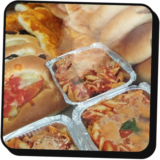 Fette di pizza assortite e piatti al forno in vassoi di alluminio su un tavolo