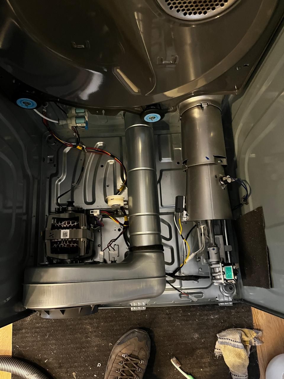 Vista aérea del interior de una secadora, que muestra el motor, la carcasa del ventilador.