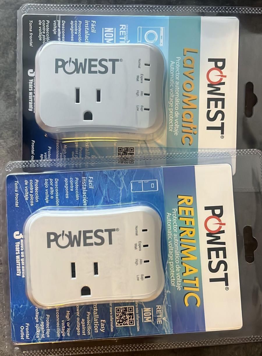 Dos protectores de voltaje eléctrico Powest empaquetados, uno etiquetado como Lavomatic y el otro como Refrimatic.