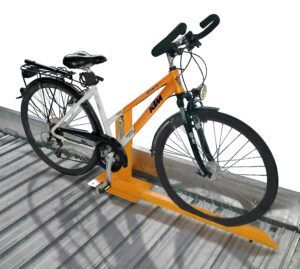 En ktm cykel er parkeret på en gul stander