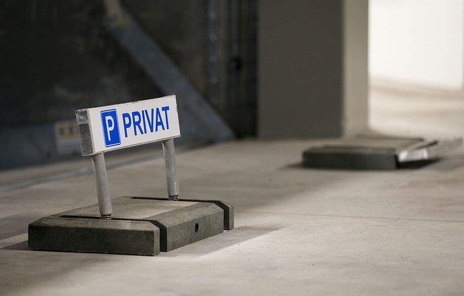 Et lille skilt hvor der står p privat sidder på jorden.