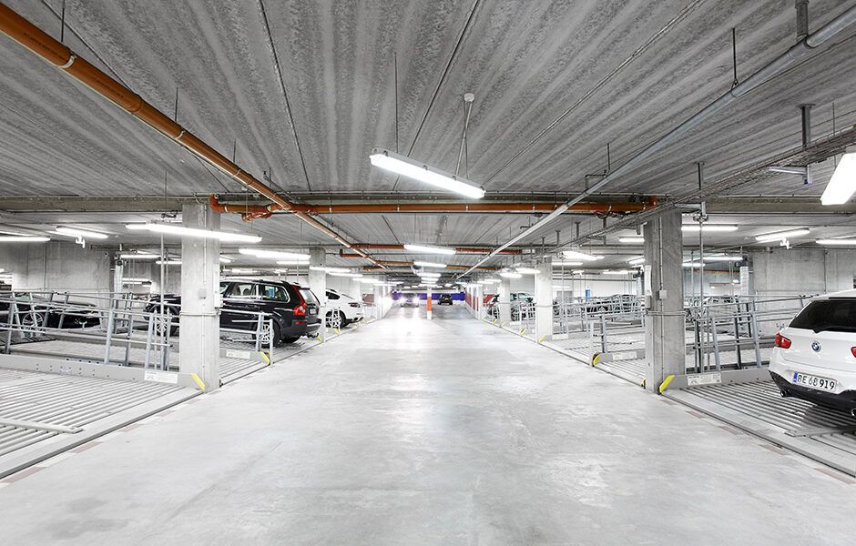 Et parkeringshus med en masse biler parkeret i det.