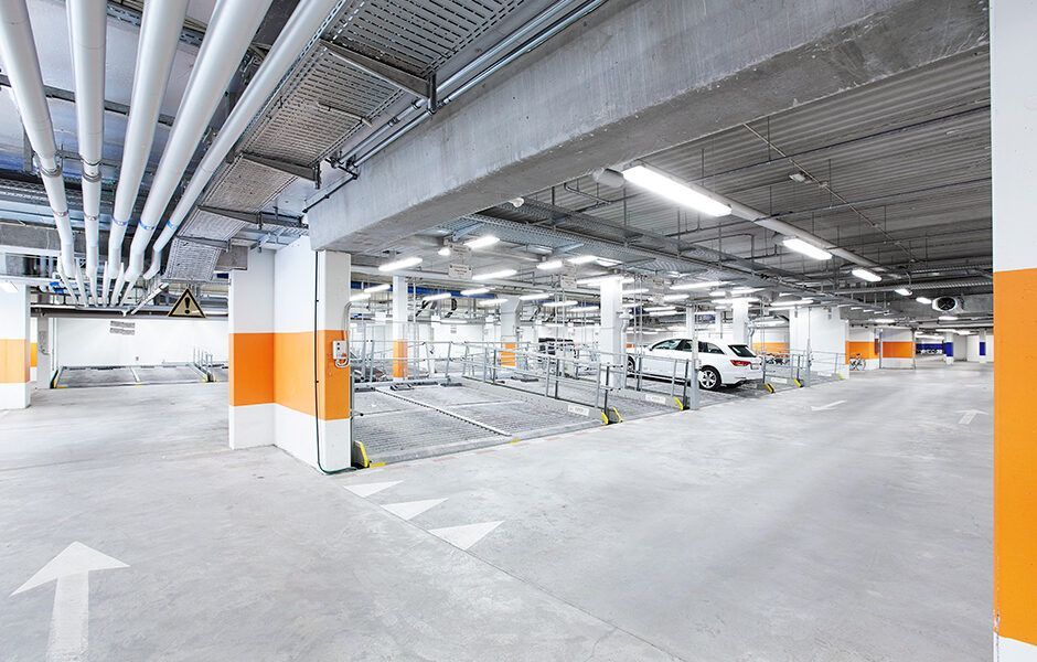 Et tomt parkeringshus med biler parkeret i det.