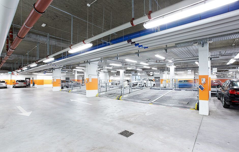 Et parkeringshus med en masse biler parkeret deri
