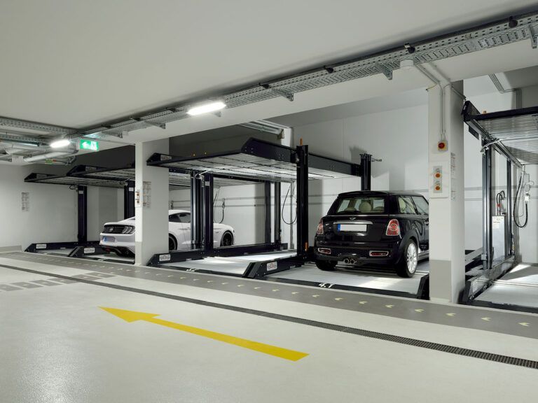 En række biler er parkeret i et parkeringshus