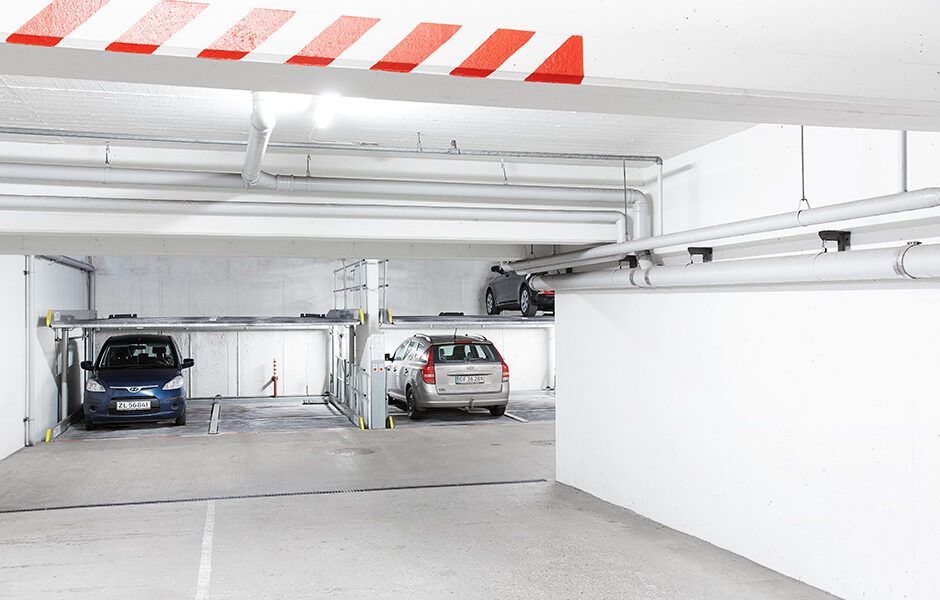 En række biler er parkeret i et parkeringshus