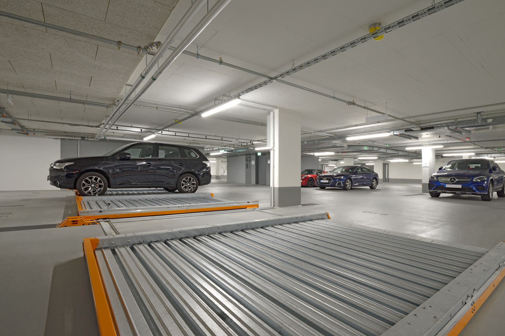 Parkeringsplatform i en kælder