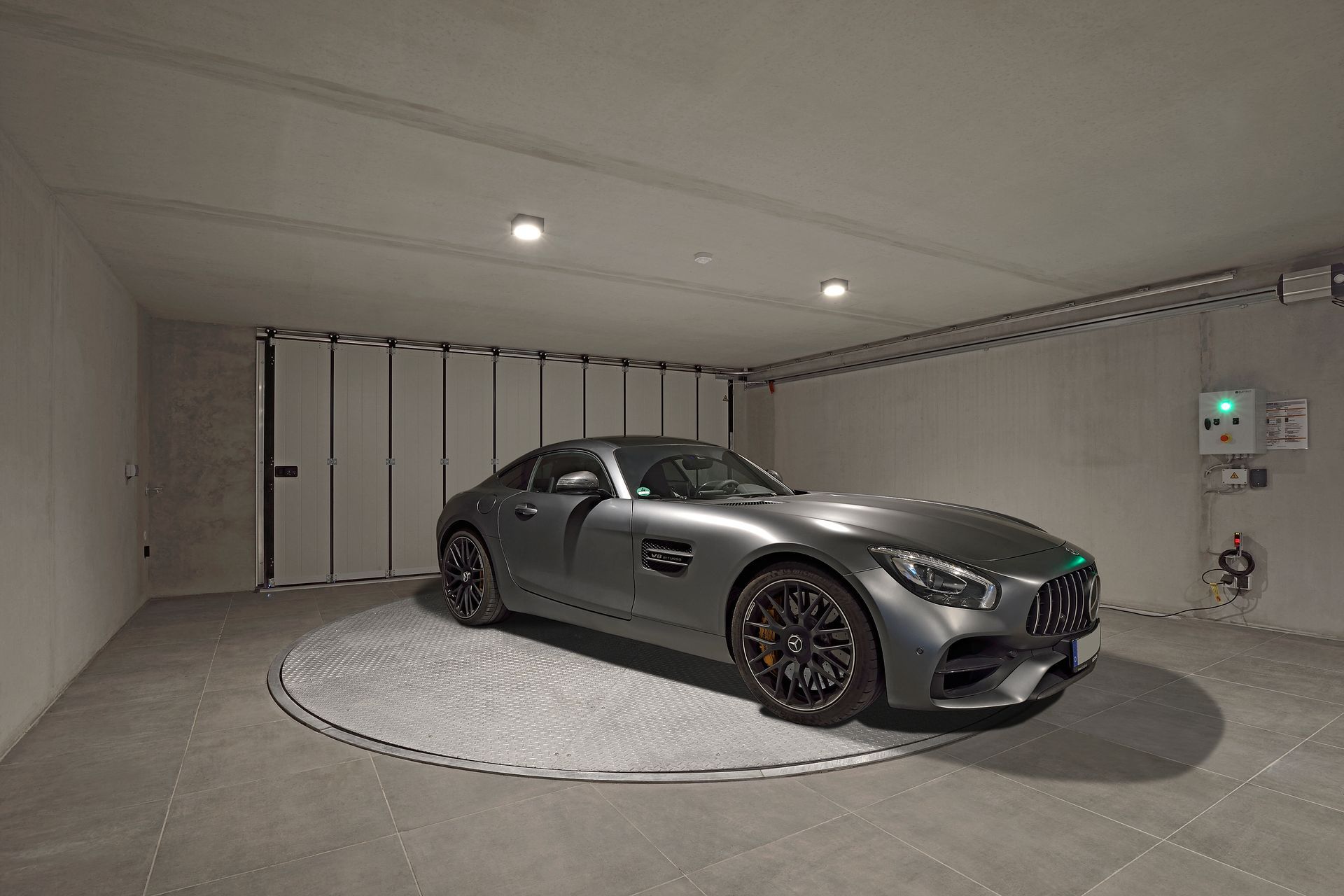 En bil er parkeret i en garage på en drejeskive.