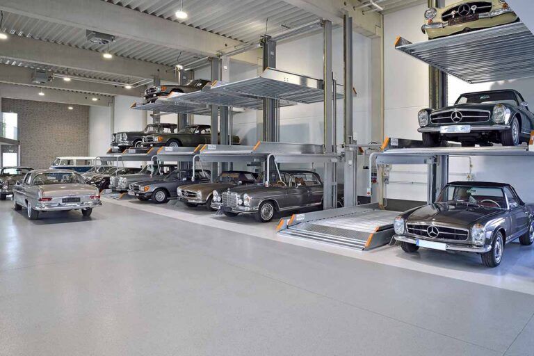 Mange biler er parkeret i en garage.