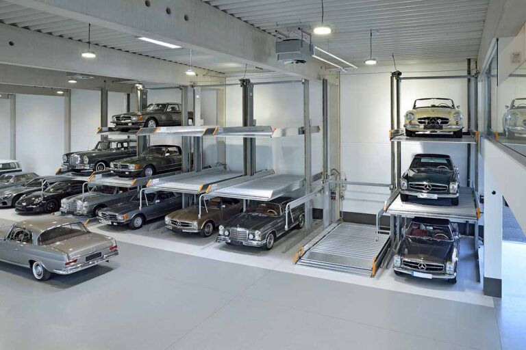 Mange biler er parkeret i en garage.
