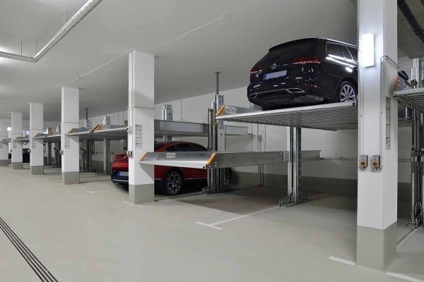 En række biler er parkeret i en parkeringskælder.