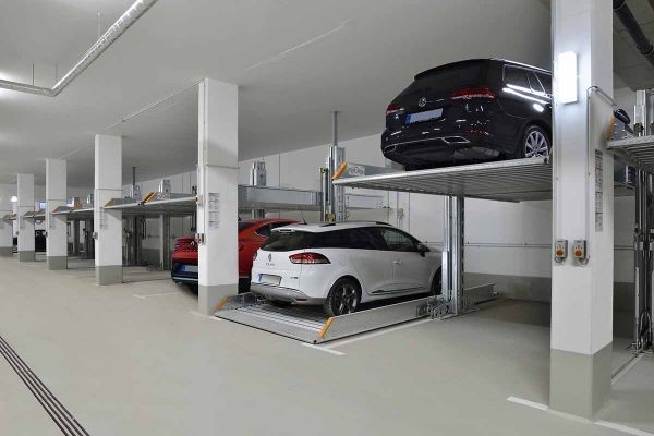 En række biler er parkeret i en parkeringskælder.