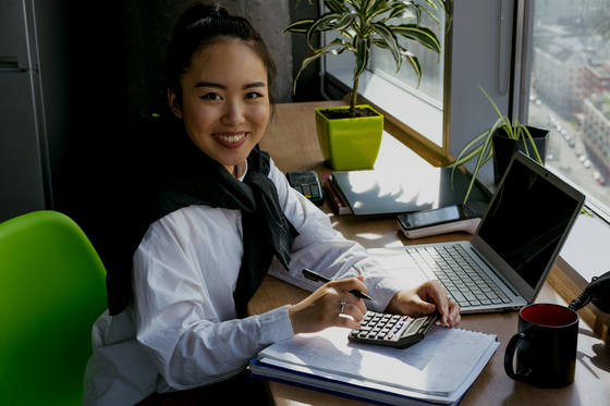 Woman studying beginner Quickbooks