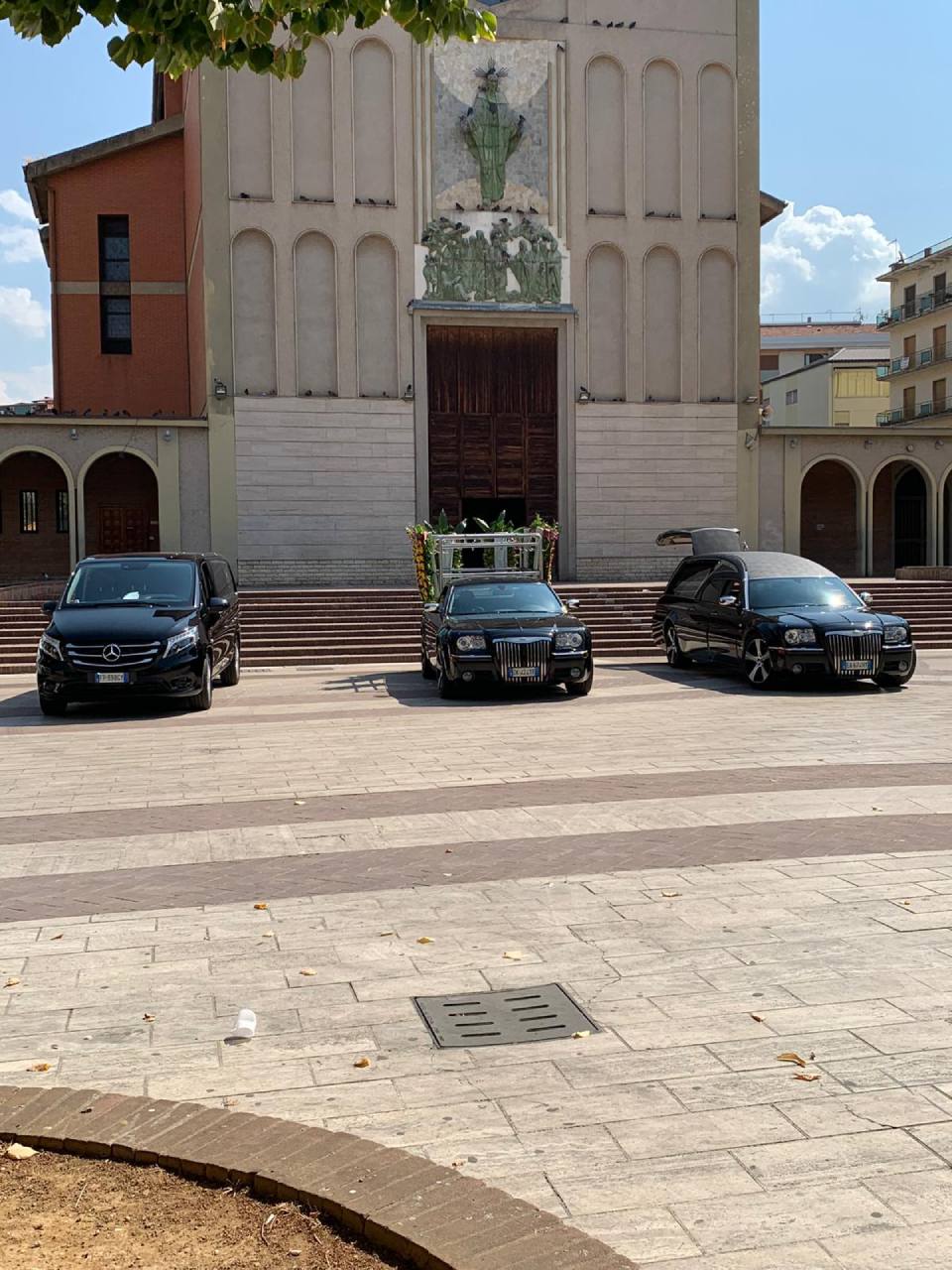 Tre auto sono parcheggiate davanti a una chiesa