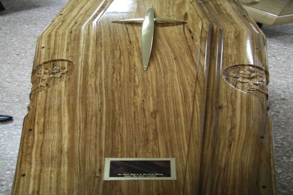 Una bara di legno con una croce sopra