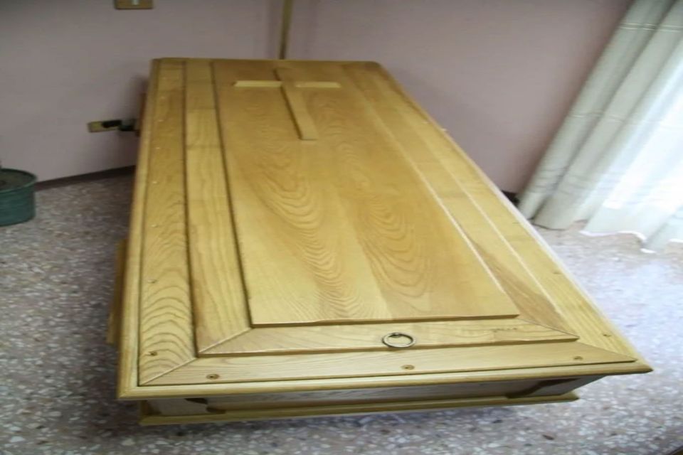 Una bara di legno con una croce sopra