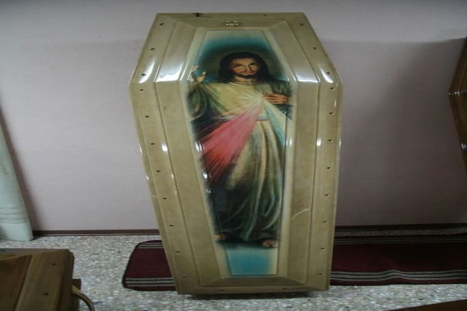 Una bara con sopra l'immagine di Gesù