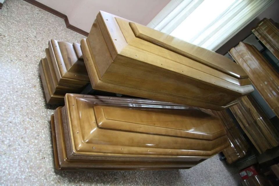 Tre bare di legno sono accatastate una sopra l'altra in una stanza.