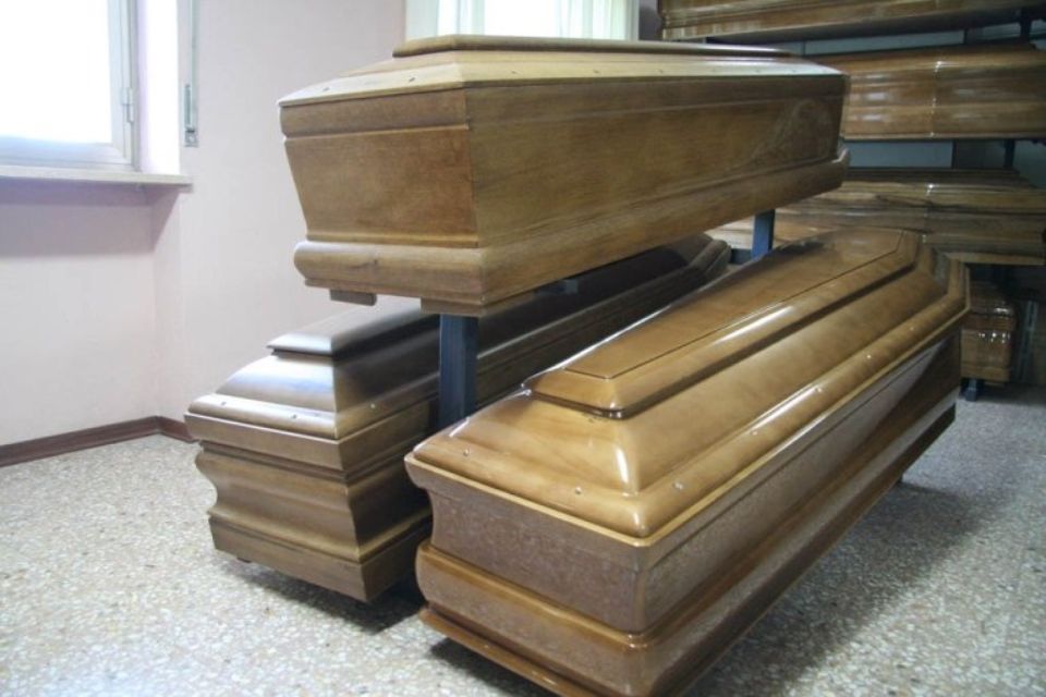 Tre bare di legno sono accatastate una sopra l'altra in una stanza.