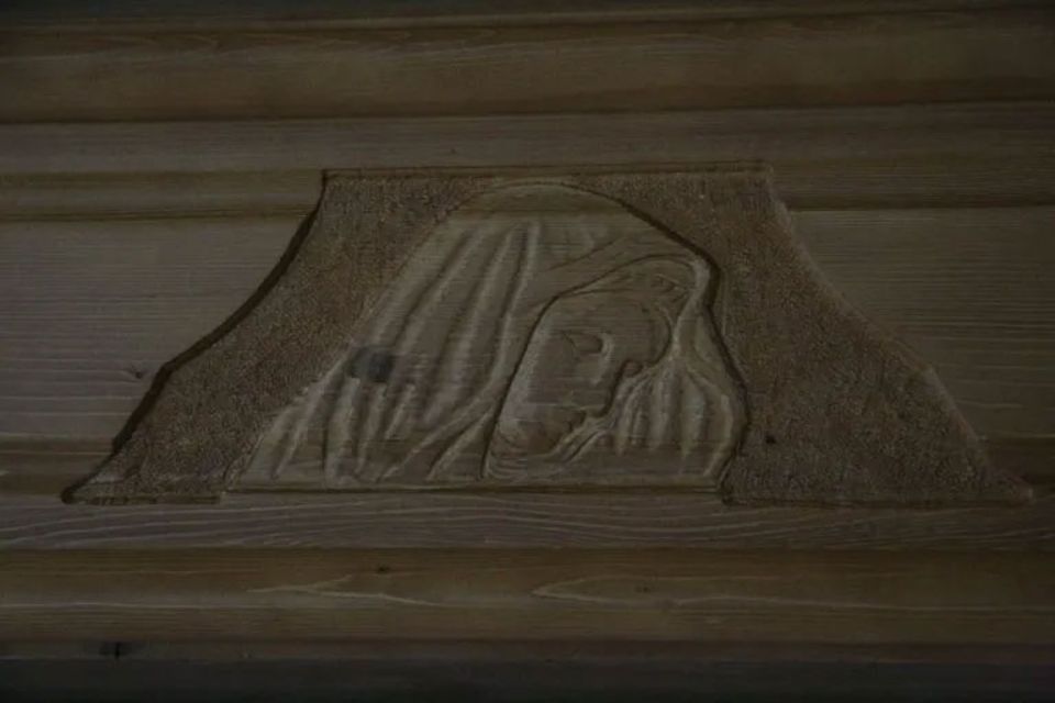 Primo piano di una scultura in legno su una parete.