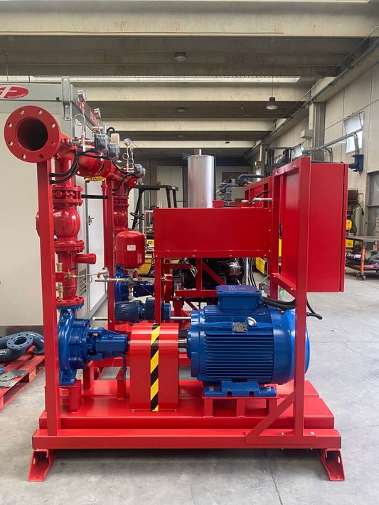 Gruppo di pompe industriali rosse e blu su un pallet in un magazzino