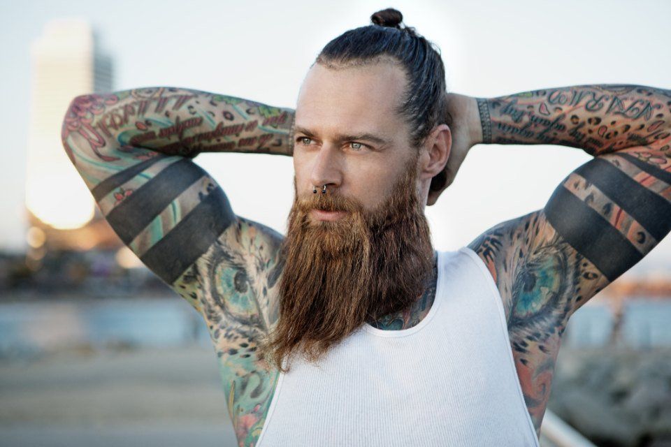 uomo con look alla moda