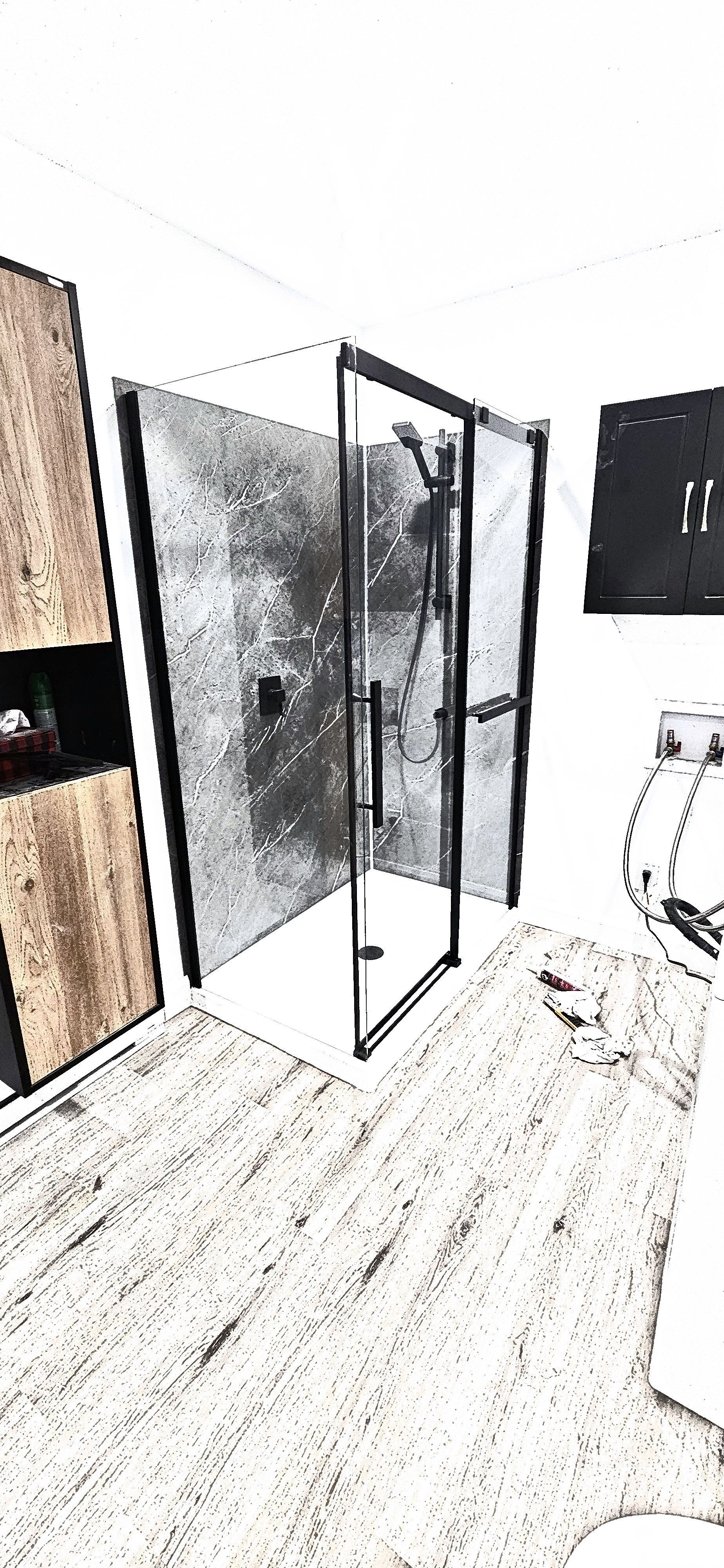 Salle de bains moderne avec douche d'angle à l'italienne, parois en verre à cadre noir, panneaux texturés gris et sol imitation bois.