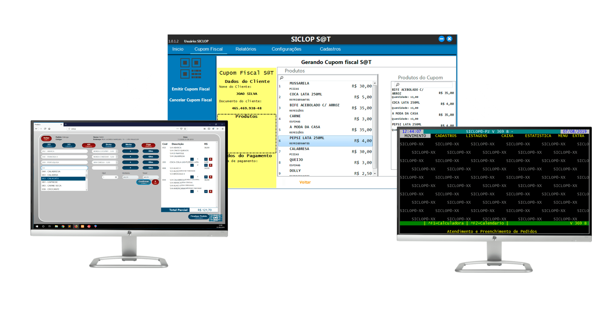 Três monitores de computador exibem diferentes tipos de software
