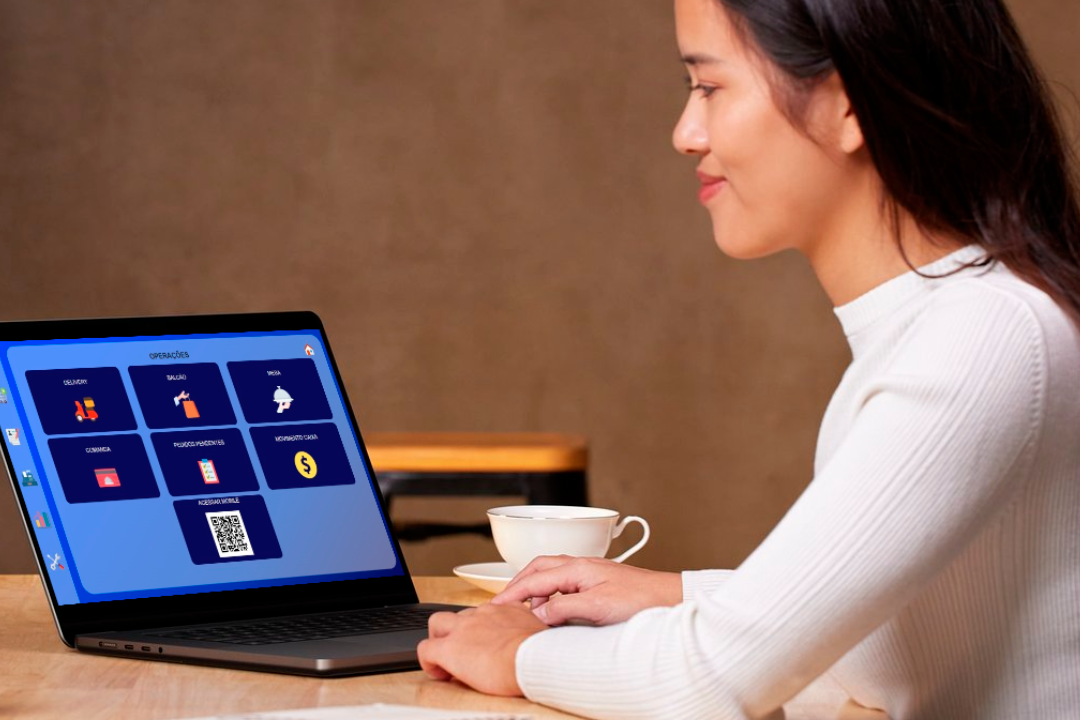 Uma mulher está sentada à mesa com um laptop e uma xícara de café usando nosso sistema