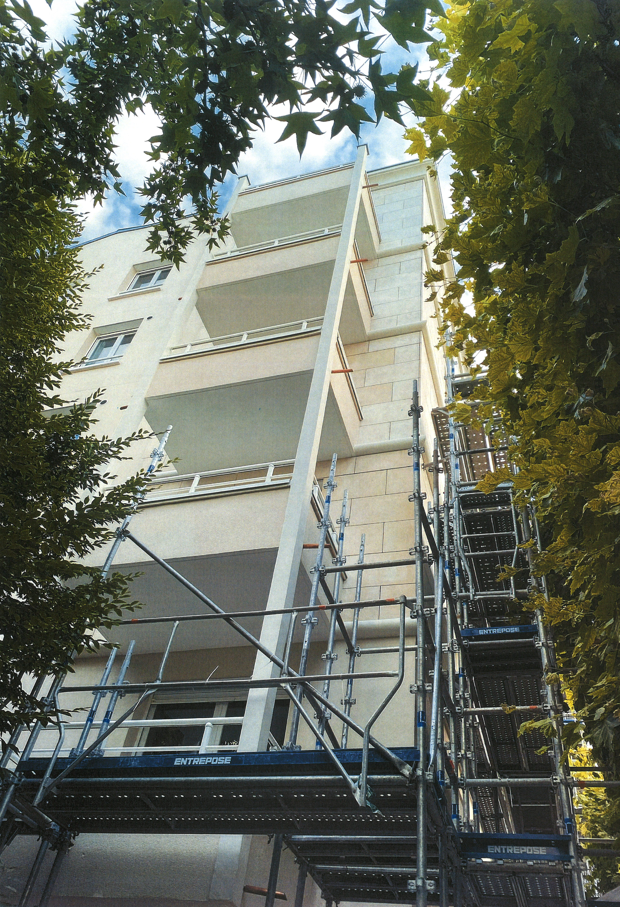 Un bâtiment en construction avec des échafaudages autour