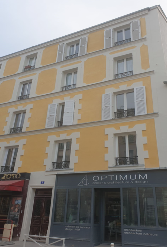 Un bâtiment avec un panneau indiquant « optimum » dessus