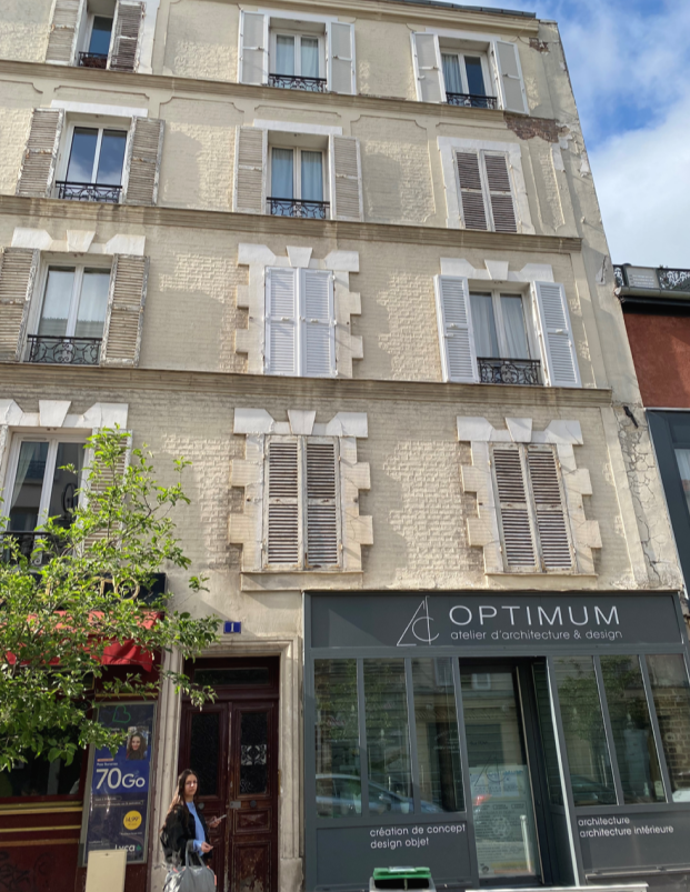 Un bâtiment avec un panneau indiquant « optimum » dessus