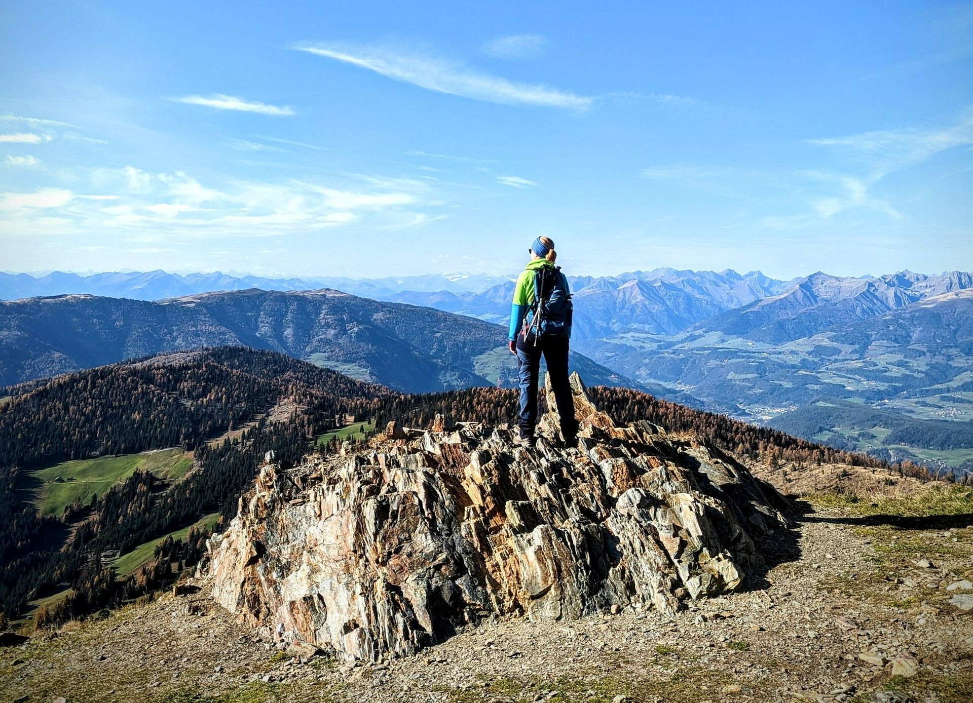 Stef blickt auf die Dolomiten in unserem Italien-Urlaub