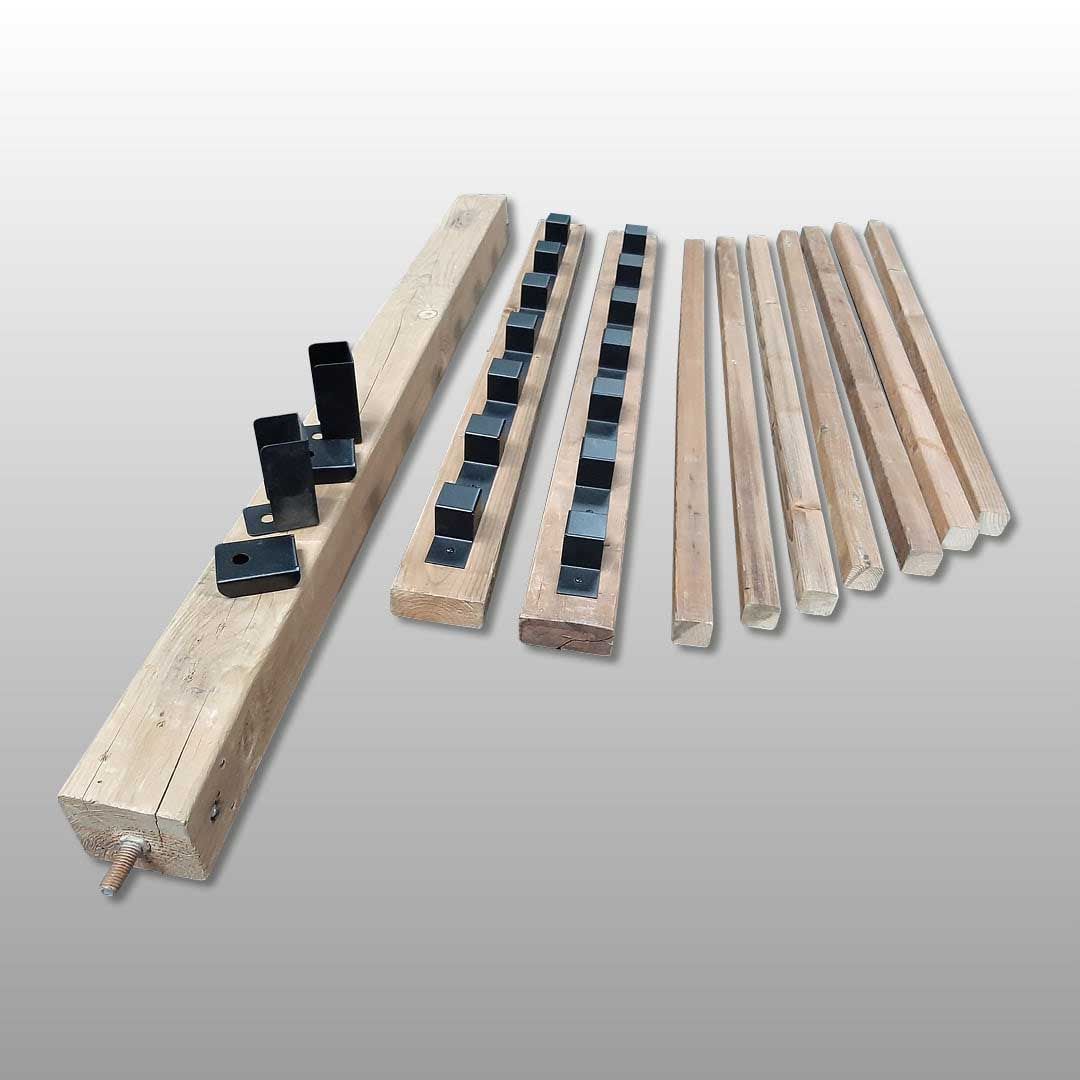 Éléments en bois et supports métalliques pour une structure, avec des chevilles, sur fond gris.