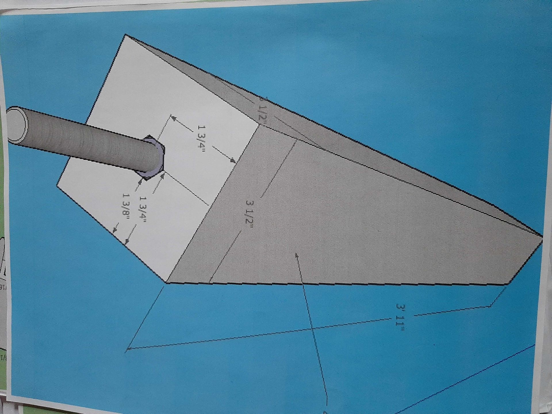 Schéma d'une forme triangulaire grise avec un cylindre attaché, sur fond bleu. Les lignes de cote sont indiquées.