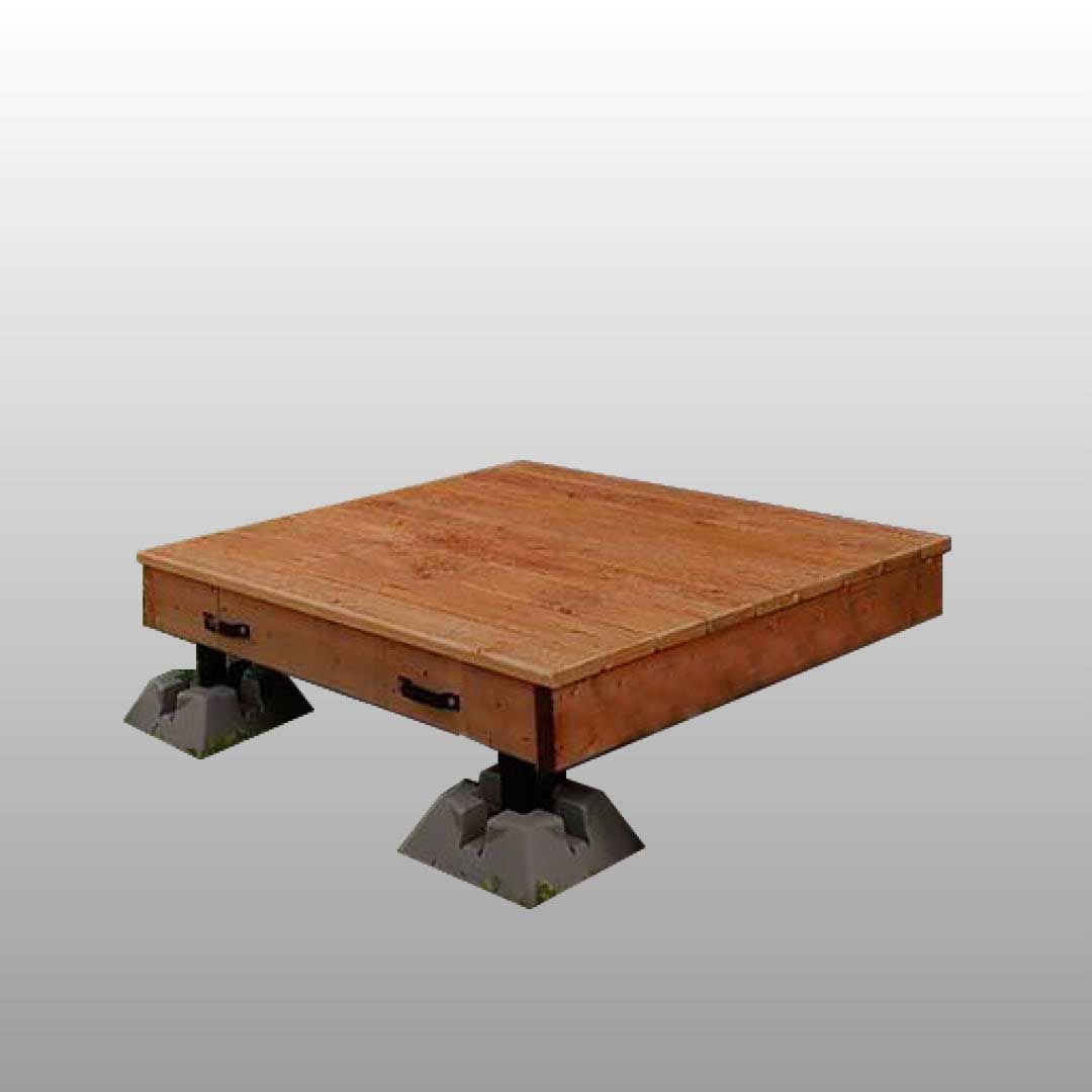 Plateforme en bois sur supports en béton gris.