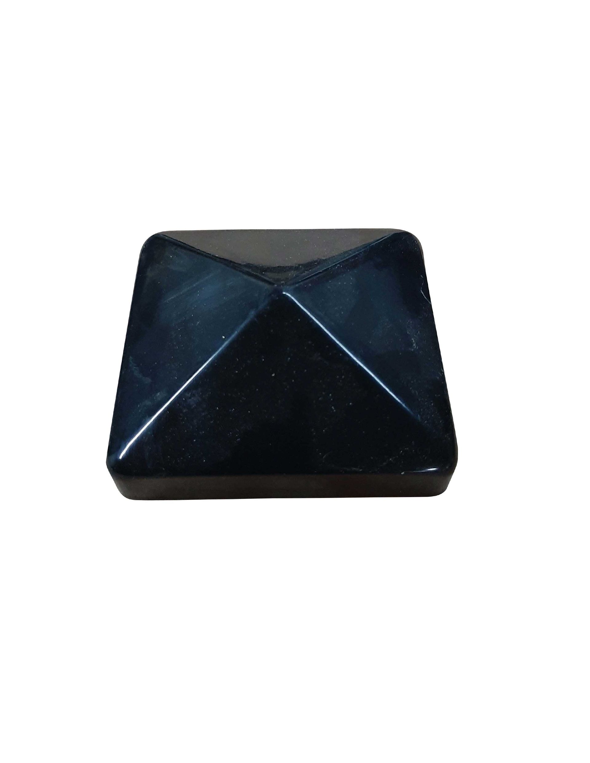 Pierre carrée en forme de pyramide, bleu foncé, parsemée de paillettes, sur fond blanc.
