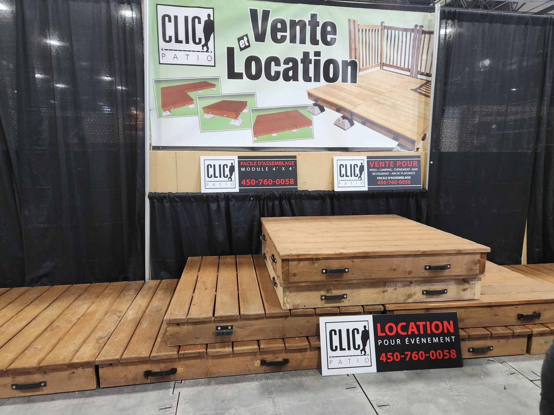 Présentoir en bois lors d'un événement « Vente Location », avec le logo CLIC.