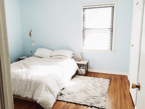 cara menata kamar kos yang sempit dan banyak barang dengan rutin membersihkan kamar