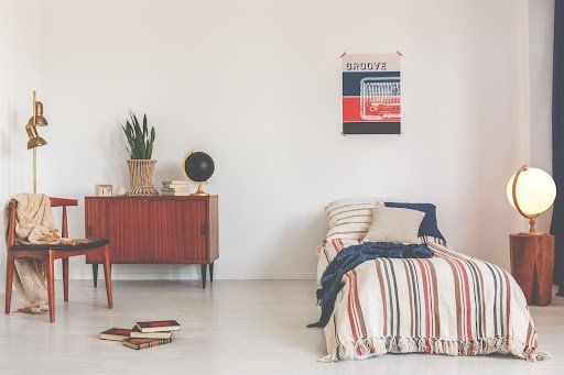 cara menata kamar tidur ukruan 3x3 dengan tambahkan aksesoris poster
