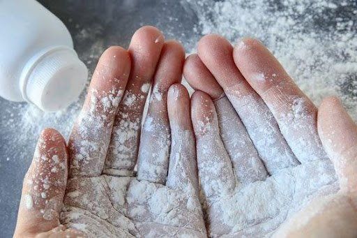 cara menghilangkan bau pesing pada kasur dengan menaburkan bedak