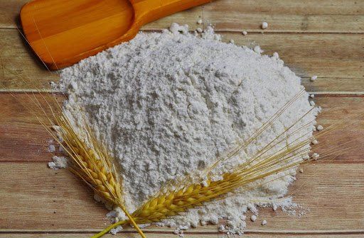 cara menghilangkan bau pesing pada kasur dengan menaburkan tepung maizena