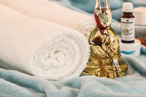 cara menghilangkan bau pesing pada kasur dengan mengoleskan essential oil