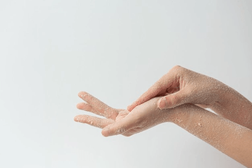 hilangkan bekas gigitan tungau dengan scrubbing
