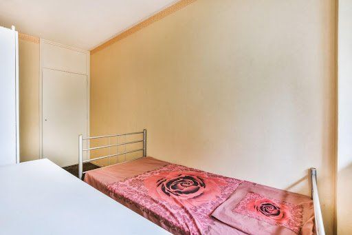 kasur 120x200 dilapisi sprei bermotif bunga mawar